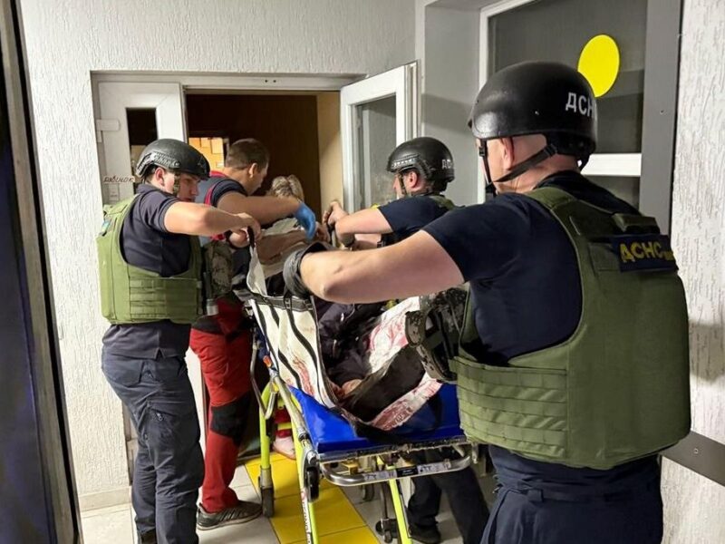 В Нікополі росіяни вдарили по ДСНС, а потім – по медиках