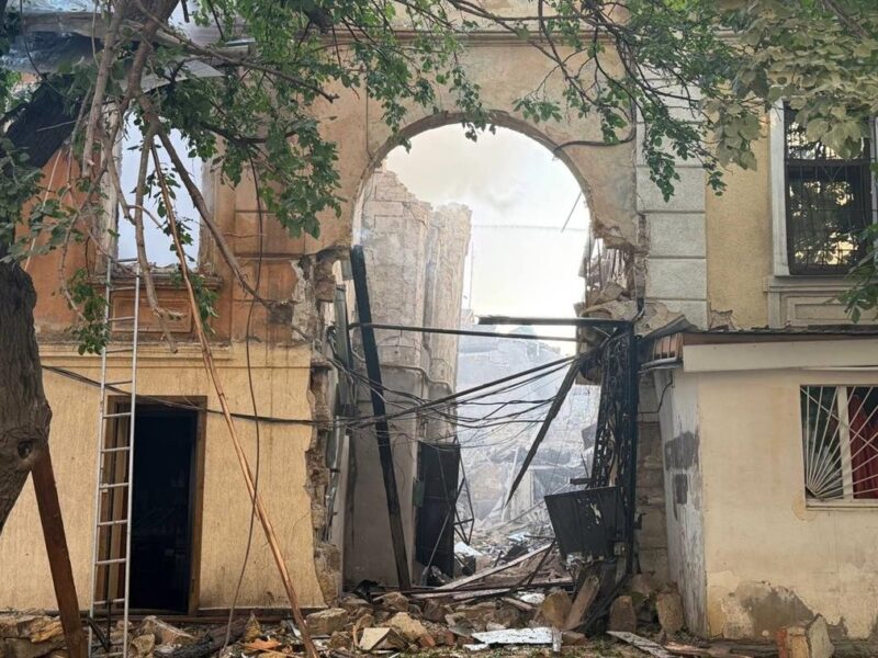 В Одесі з-під завалів дістали загиблу, ще одну людину шукають