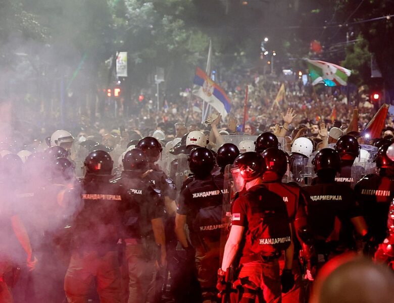 В Сербії спалахнули масові протести, що переросли в сутички