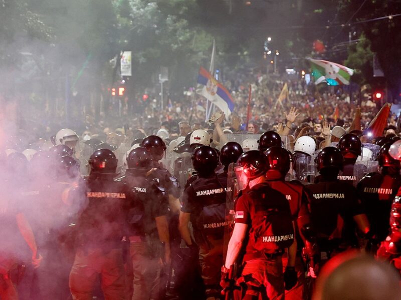 В Сербії спалахнули масові протести, що переросли в сутички