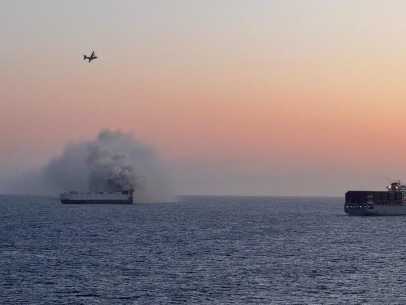 В Тихому океані затонуло судно з 3000 авто, яке горіло три тижні