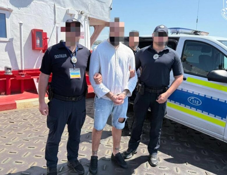В Україну екстрадували організатора банди паліїв