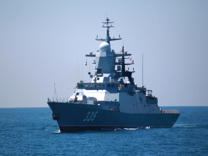 Військові кораблі РФ почали супроводжувати “тіньові” танкери через Ла-Манш