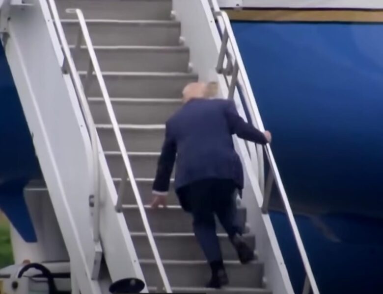 Як Байден: Трамп перечепився на трапі літака