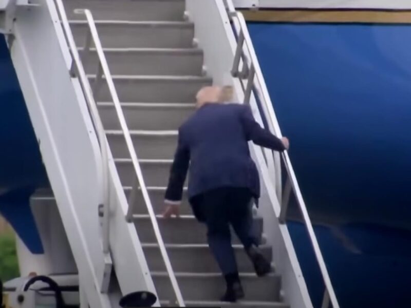 Як Байден: Трамп перечепився на трапі літака