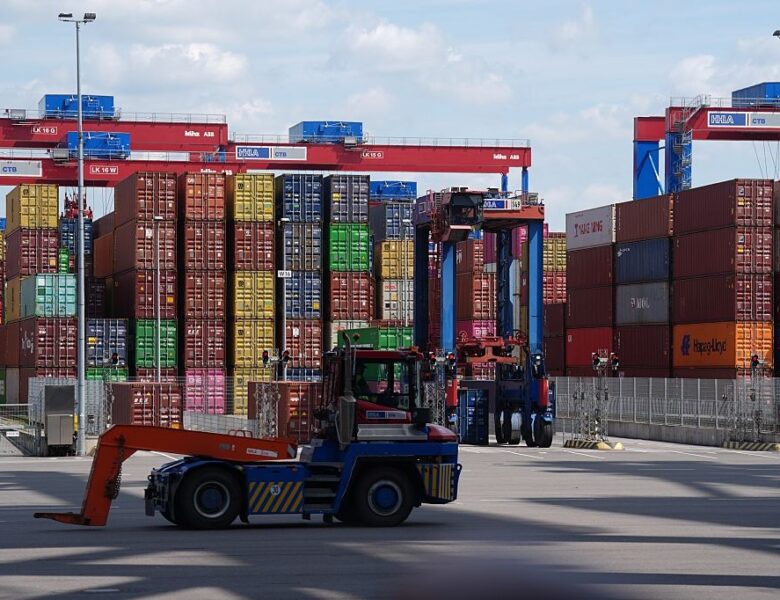 Європейські порти переповнені через мита Трампа