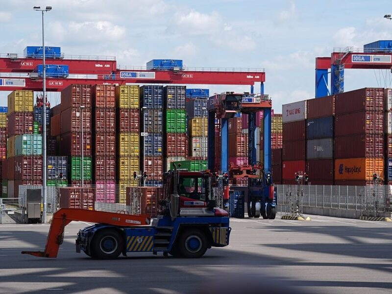 Європейські порти переповнені через мита Трампа