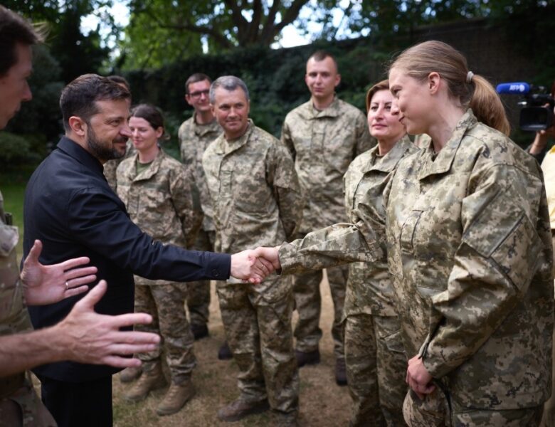Зеленський і Стармер зустрілися з бійцями ЗСУ, що готуються у Британії