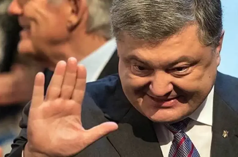 На руїнах садиби Шухевича, яку Порошенко пообіцяв відновити за власний кошт 18 місяців тому, сьогодні буяють метрові бур’яни, – Гладких