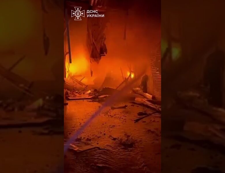 На території ринку “Привоз” рятувальники ліквідували пожежу, що виникла внаслідок російських ударів.