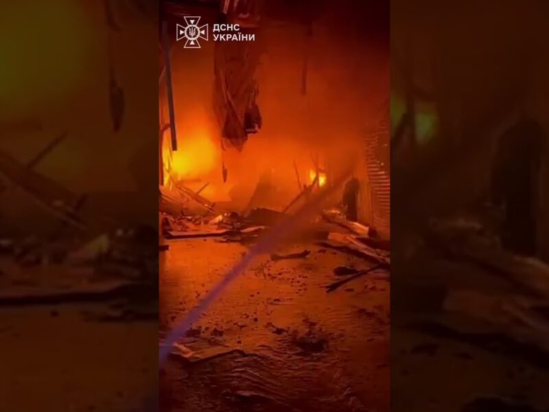 На території ринку “Привоз” рятувальники ліквідували пожежу, що виникла внаслідок російських ударів.