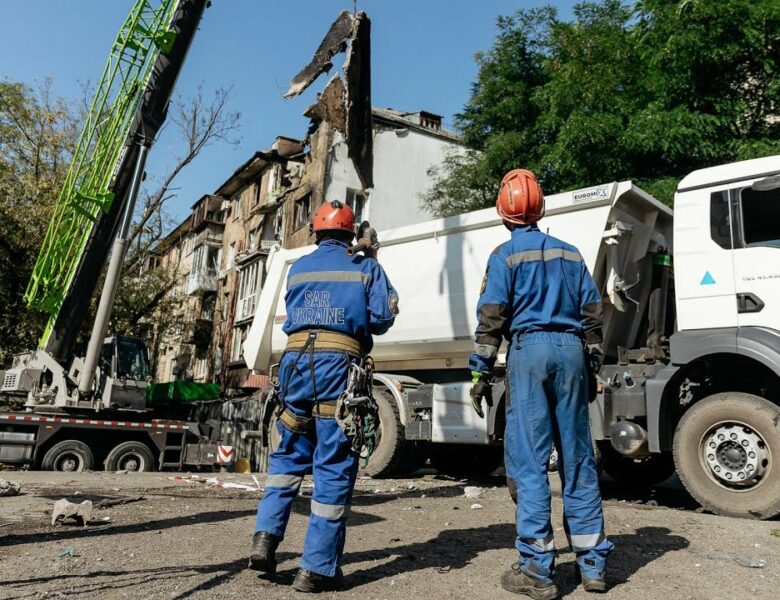 На місцях російських ударів у Києві працюють понад 700 поліцейських та рятувальників