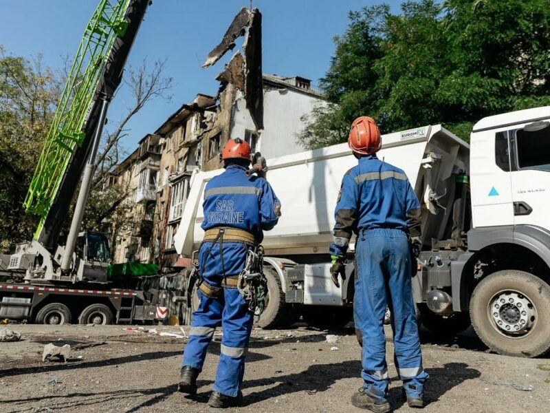 На місцях російських ударів у Києві працюють понад 700 поліцейських та рятувальників