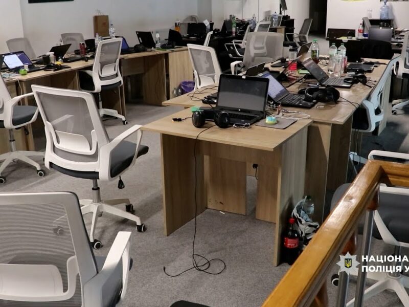 Нацполіція у спільній операції з чеськими правоохоронцями ліквідувала масштабну мережу кол-центрів.