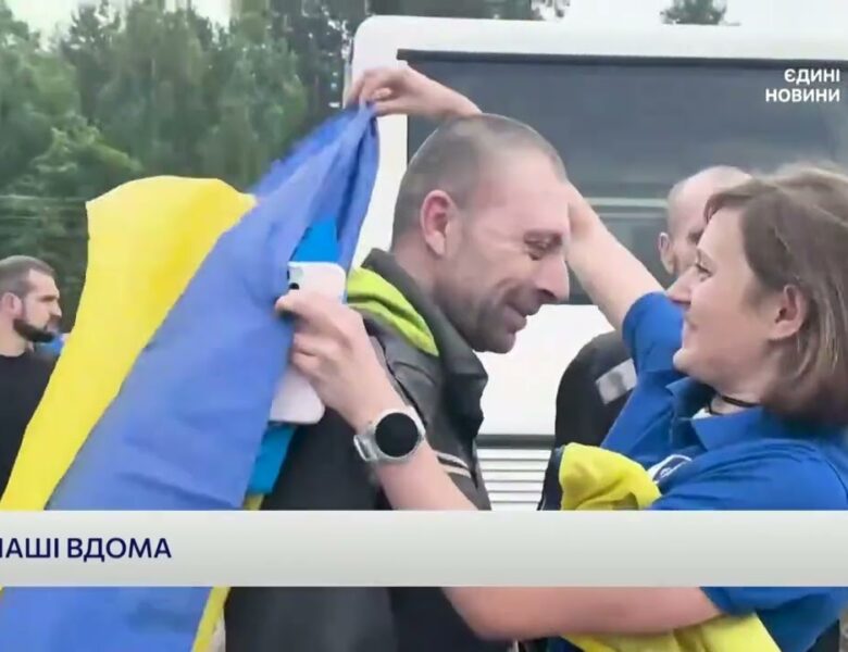 Сльози радості: емоційні кадри повернення українських героїв з полону