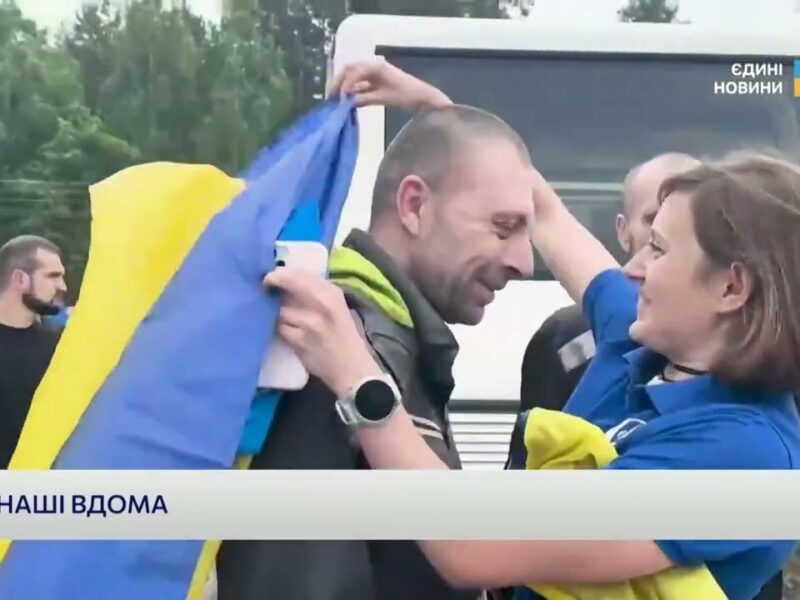 Сльози радості: емоційні кадри повернення українських героїв з полону