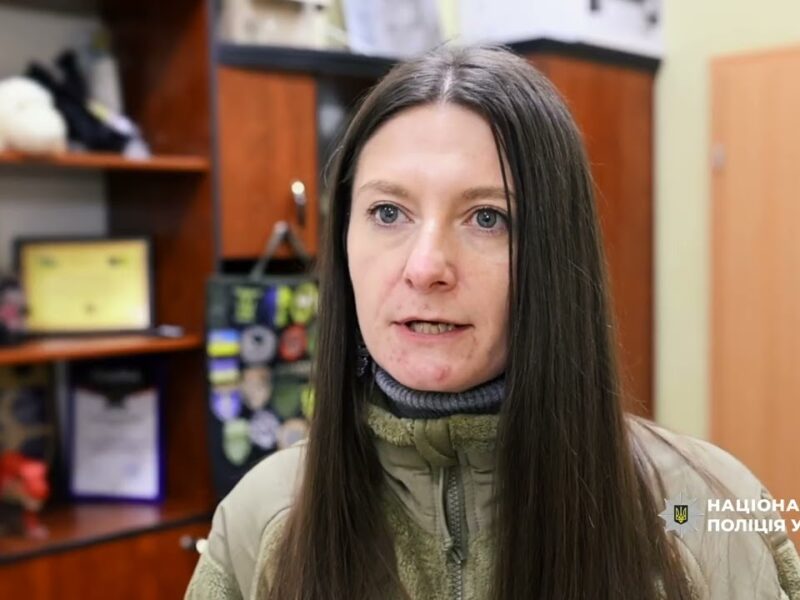 Нацполіція екстрадувала з ОАЕ організаторку шахрайської схеми під виглядом зборів на дрони для ЗСУ