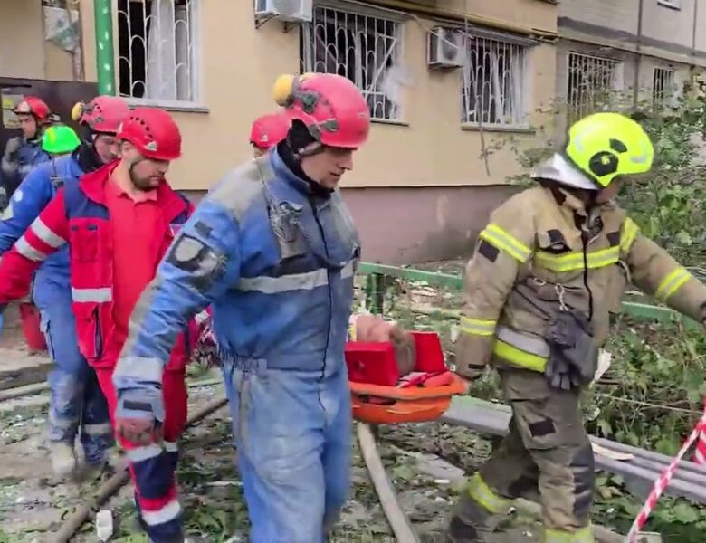 Рятувальники врятували чоловіка з-під завалів зруйнованого під’їзду в Києві