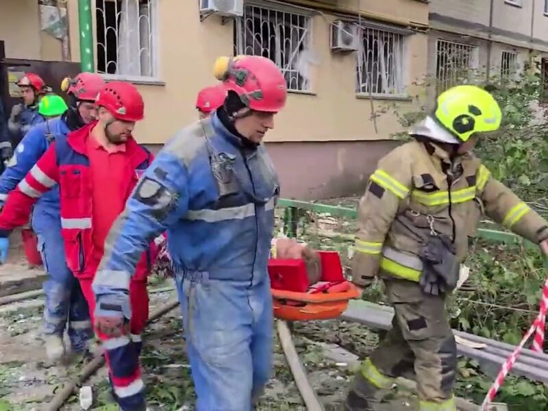 Рятувальники врятували чоловіка з-під завалів зруйнованого під’їзду в Києві