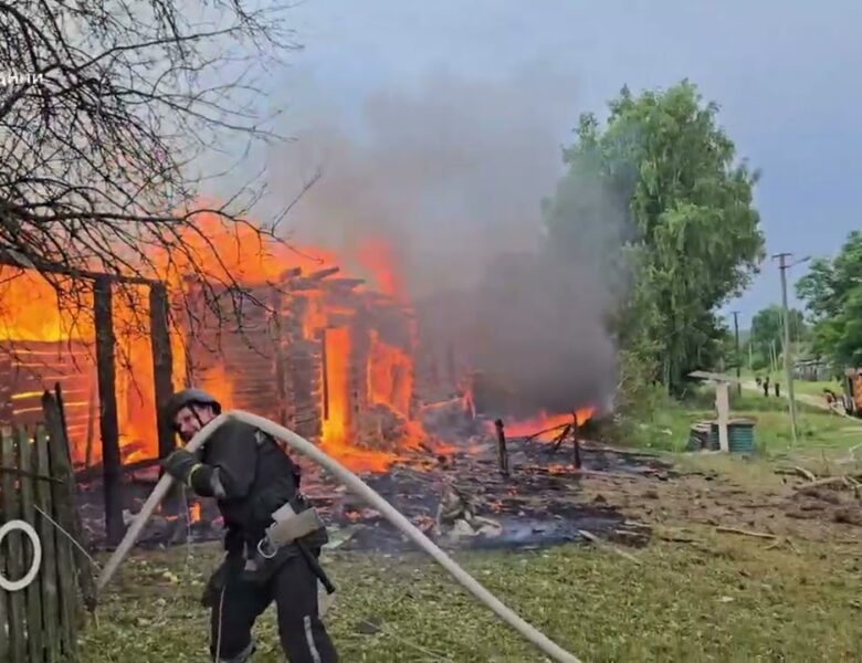 росія атакувала житловий сектор Ямпільської громади на Сумщині. Виникла масштабна пожежа
