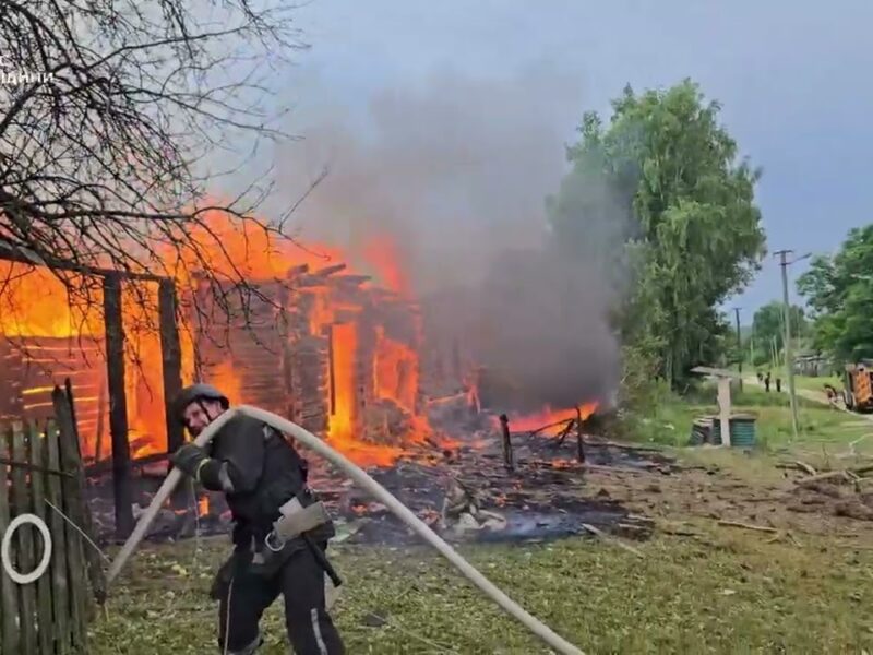 росія атакувала житловий сектор Ямпільської громади на Сумщині. Виникла масштабна пожежа