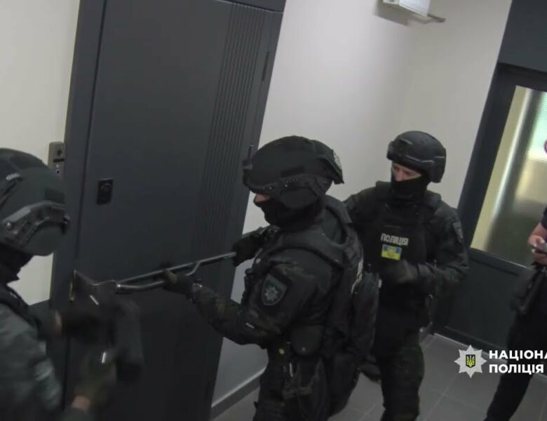 Нацполіція ліквідувала злочинну групу, яка підривала роботу ЗСУ: проведено понад 50 обшуків