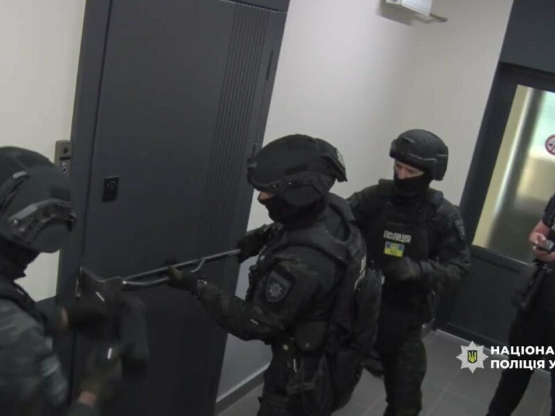 Нацполіція ліквідувала злочинну групу, яка підривала роботу ЗСУ: проведено понад 50 обшуків
