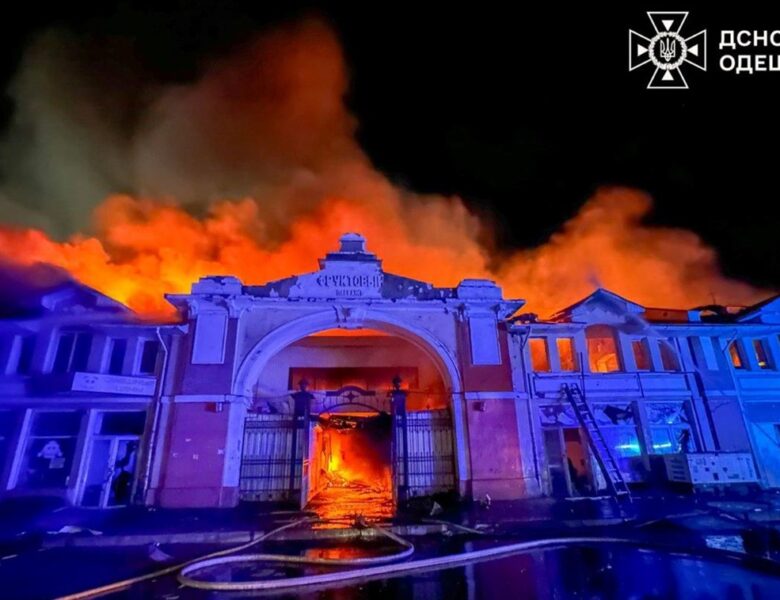 Атака дронів: в Одесі палає ринок Привоз