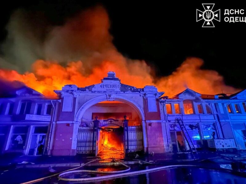 Атака дронів: в Одесі палає ринок Привоз