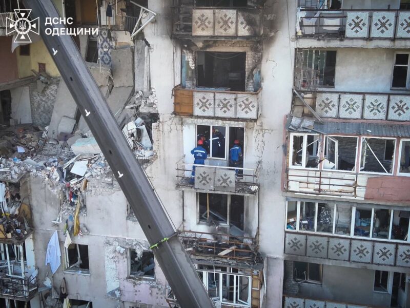 Атака на Одесу: з-під завалів деблокували тіло загиблого