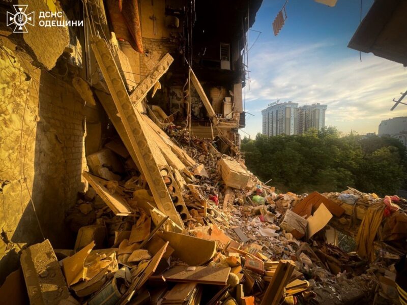 Атака на Одесу: зруйновано під’їзд 9-поверхівки