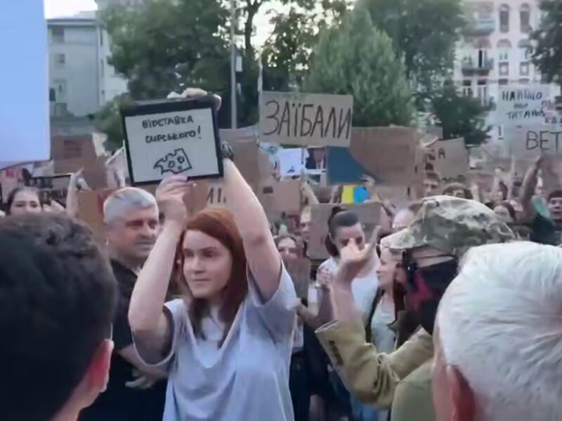 Безугла прийшла на протести у Києві