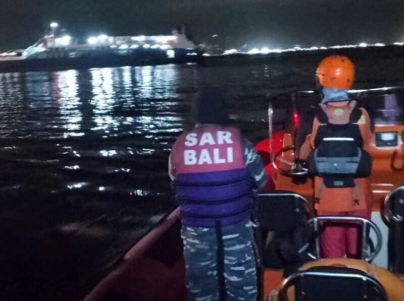 Біля берегів Балі затонув пором з 65 людьми