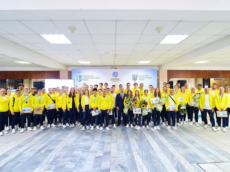 Юні олімпійські переможці вдома!