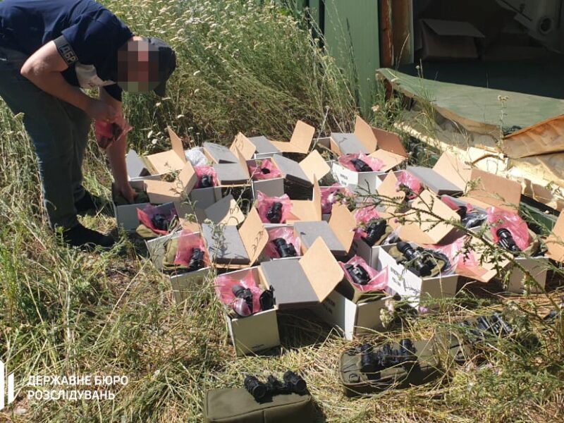 ДБР викрило схованку зі списаними нічниками на території частини