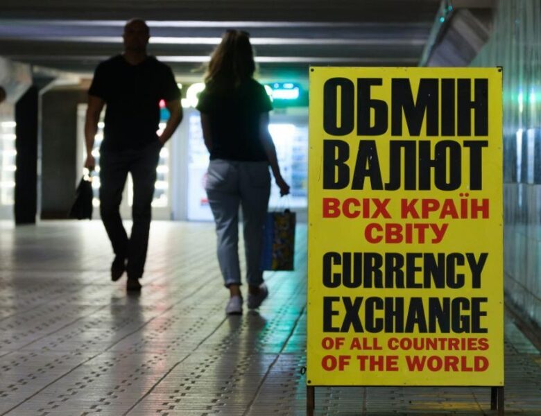 Долар і євро почали дешевшати в обмінних пунктах