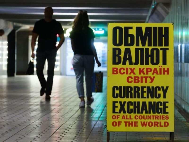 Долар і євро почали дешевшати в обмінних пунктах