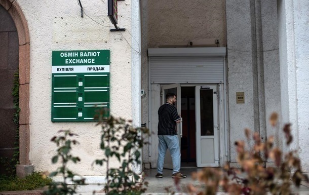 Долар стабілізувався в обмінниках, євро дешевшає