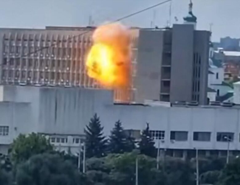 Дрон поцілив по будівлі ОВА в Сумах