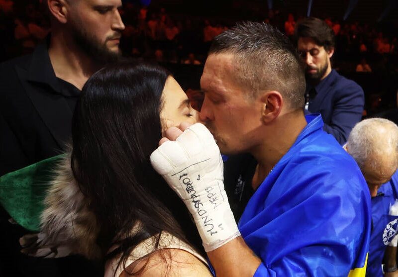 Дружина Усика з усією любов’ю вітає чоловіка, який заслужив титул абсолюта