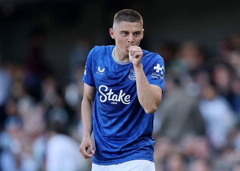 Евертон представляє нову форму: Миколенко залучений