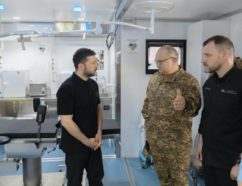 Володимир Зеленський подякував медикам за службу в умовах війни та відзначив лікарів системи МВС