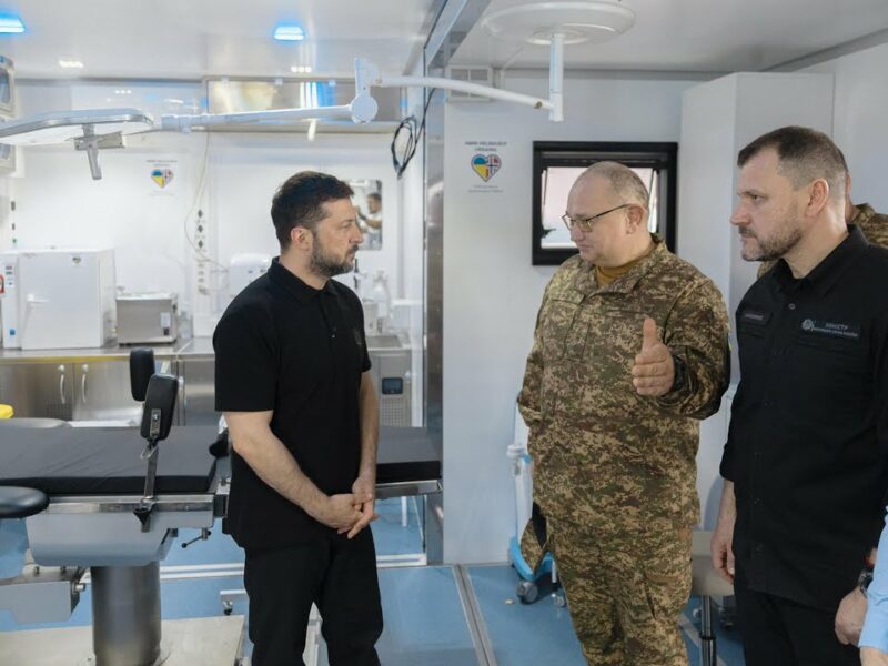 Володимир Зеленський подякував медикам за службу в умовах війни та відзначив лікарів системи МВС