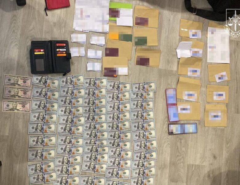 Фіктивне бронюванння та розкрадання бюджету: в Одесі затримали посадовців