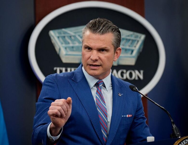 Гегсет одноосібно зупинив допомогу Україні – ЗМІ