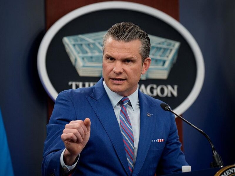 Гегсет одноосібно зупинив допомогу Україні – ЗМІ