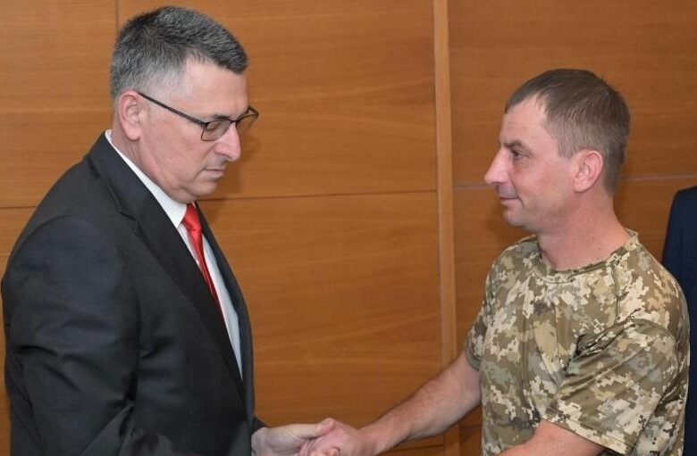 Глава МЗС Ізраїлю зустрівся з бійцем ЗСУ, що втратив сім’ю через удар Ірану