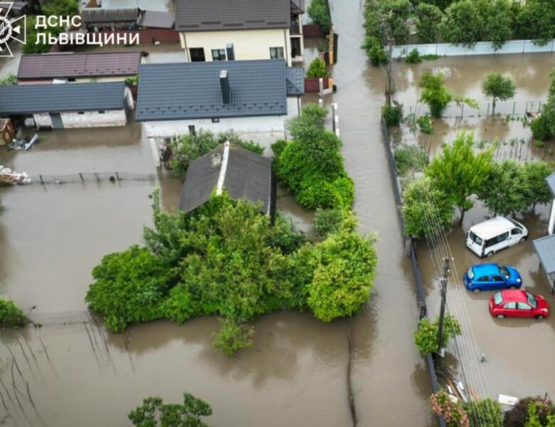 Із затоплених будинків біля Львава врятували вісьмох людей