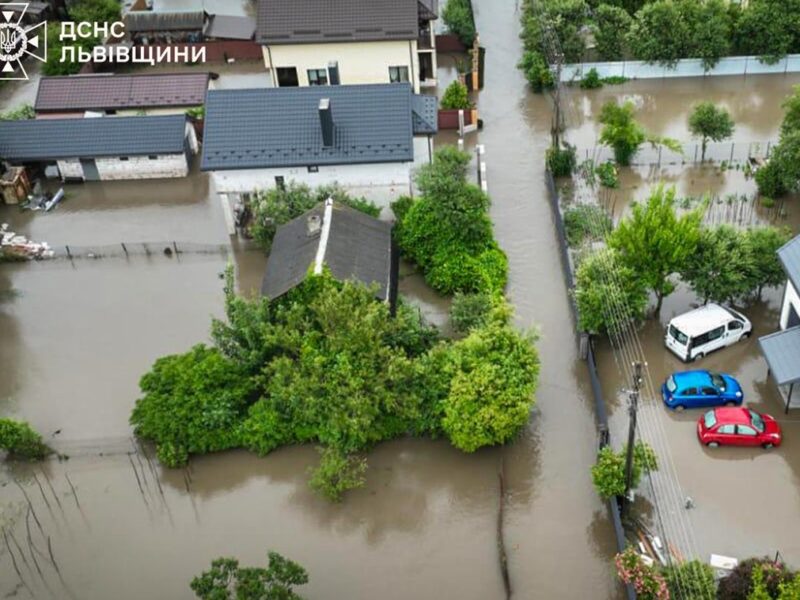 Із затоплених будинків біля Львава врятували вісьмох людей