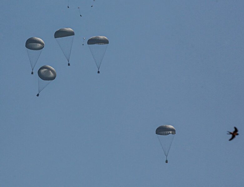 Ізраїль відновив скидання гумдопомоги у Газі